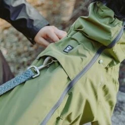 Chubasquero Bare Pine Hurtta Para Perros -Ofertas Mascotas Tienda 188303 188304 188305 188396 186542 186543 hurtta forzooplus bare regenoverall pine hs 08 1